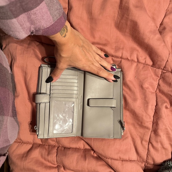 Michael Kors wallet - Picture 2 of 5